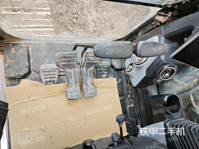 行走控制手柄和踏板?俯拍（駕駛室部分）