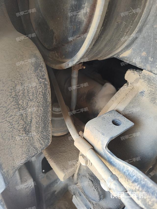 液压泵舱室正面整体（整机外观）