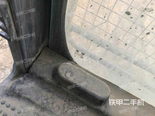 左后方玻璃角標(biāo)(駕駛室部分) 左后方玻璃角標(biāo)(駕駛室部分)