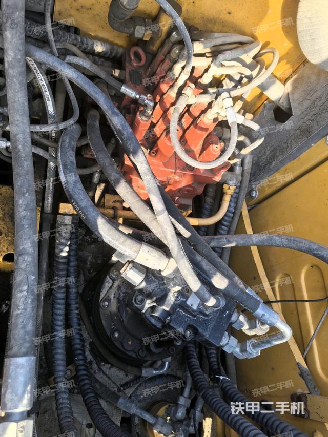 回轉(zhuǎn)馬達(dá)和主控閥（整機(jī)外觀）