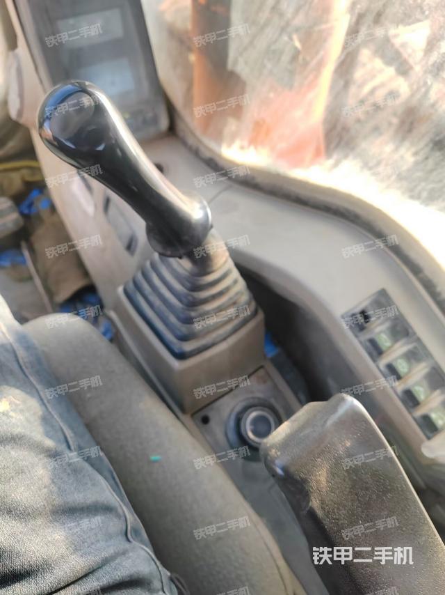 座椅右側(cè)控制臺(tái)/鑰匙門/油門/含右手柄（駕駛室部分）