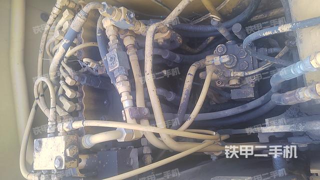 回轉(zhuǎn)馬達(dá)和主控閥(整機(jī)外觀) 回轉(zhuǎn)馬達(dá)和主控閥(整機(jī)外觀)