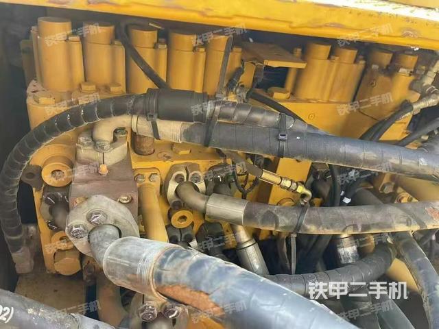 回轉馬達和主控閥(整機外觀) 回轉馬達和主控閥(整機外觀)