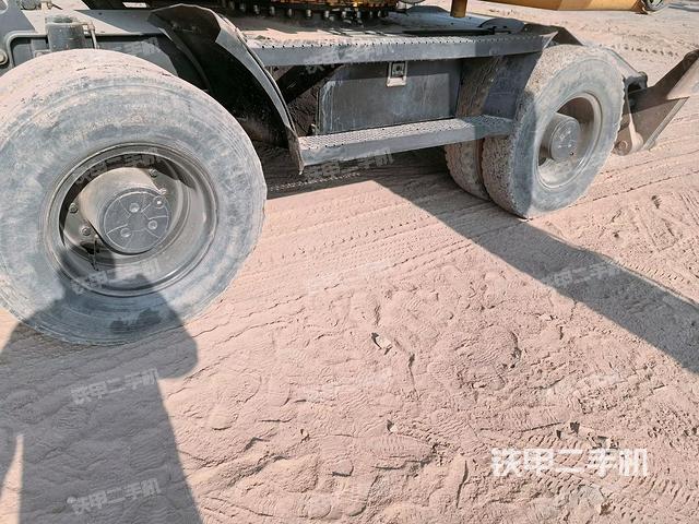 單側(cè)履帶整體(整機(jī)外觀) 單側(cè)履帶整體(整機(jī)外觀)
