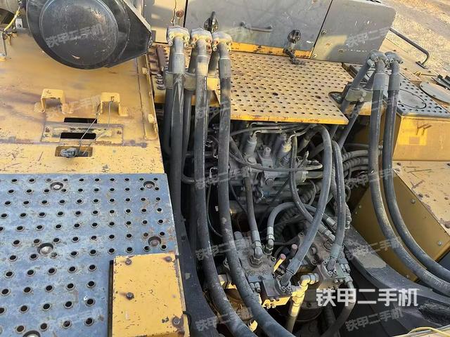 回轉(zhuǎn)馬達(dá)和主控閥（整機(jī)外觀）