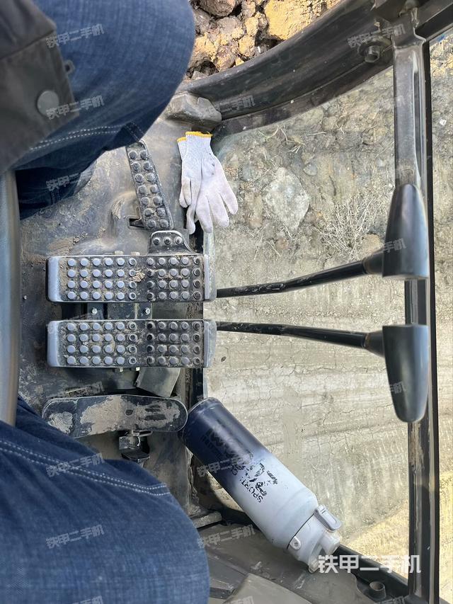 行走控制手柄和踏板?俯拍（駕駛室部分）