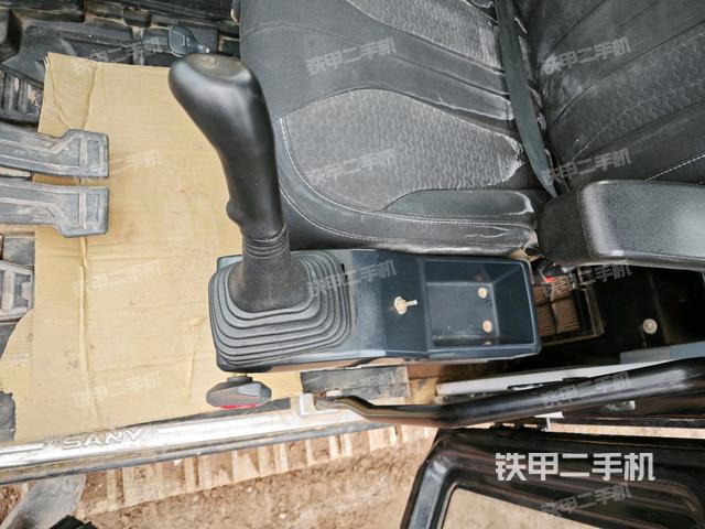 座椅左側(cè)控制臺/音響/含左手柄（駕駛室部分）