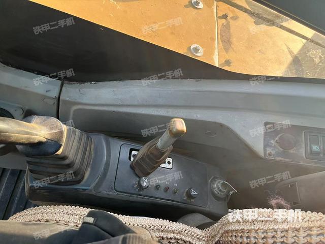 座椅右側(cè)控制臺(tái)/鑰匙門/油門/含右手柄（駕駛室部分）