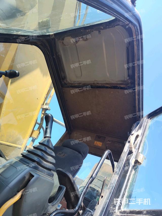 駕駛室頂部（整機外觀）