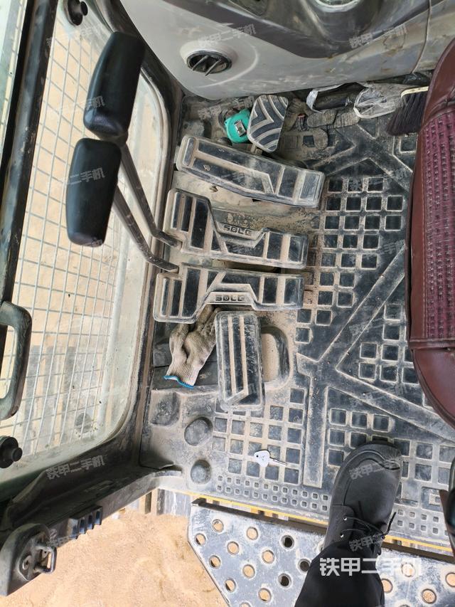 行走控制手柄和踏板?俯拍（駕駛室部分）