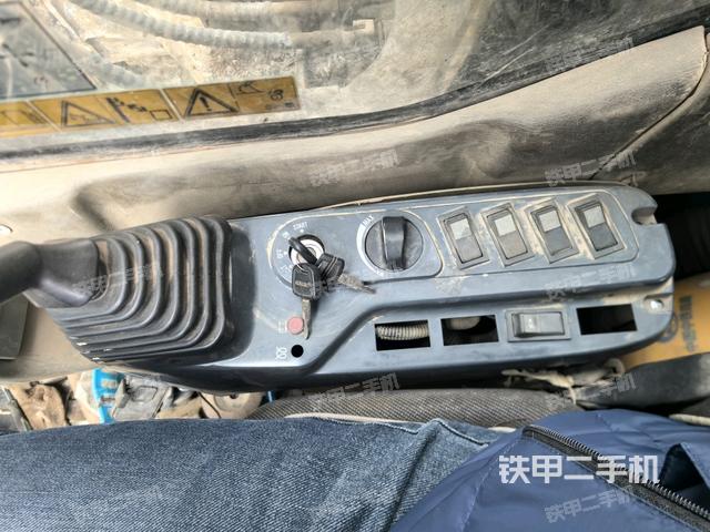 座椅右側(cè)控制臺/鑰匙門/油門/含右手柄（駕駛室部分）