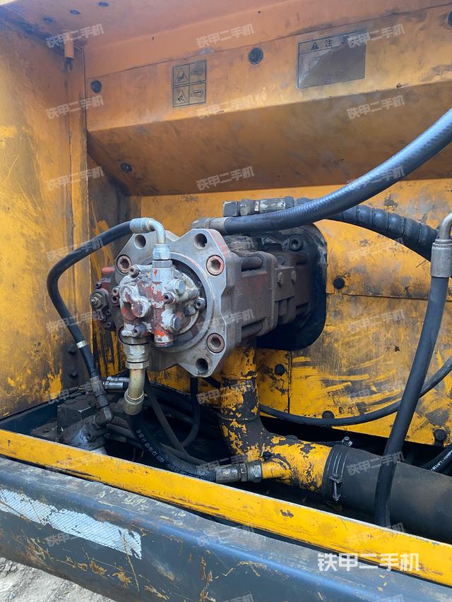 液压泵舱室正面整体（整机外观）