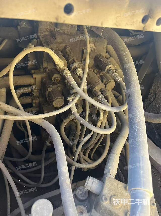 回轉(zhuǎn)馬達(dá)和主控閥（整機(jī)外觀）