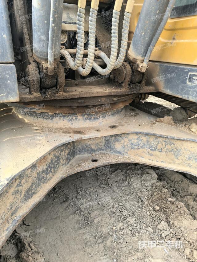 轉(zhuǎn)盤和下車架正前(工作和回轉(zhuǎn)裝置) 轉(zhuǎn)盤和下車架正前(工作和回轉(zhuǎn)裝置)