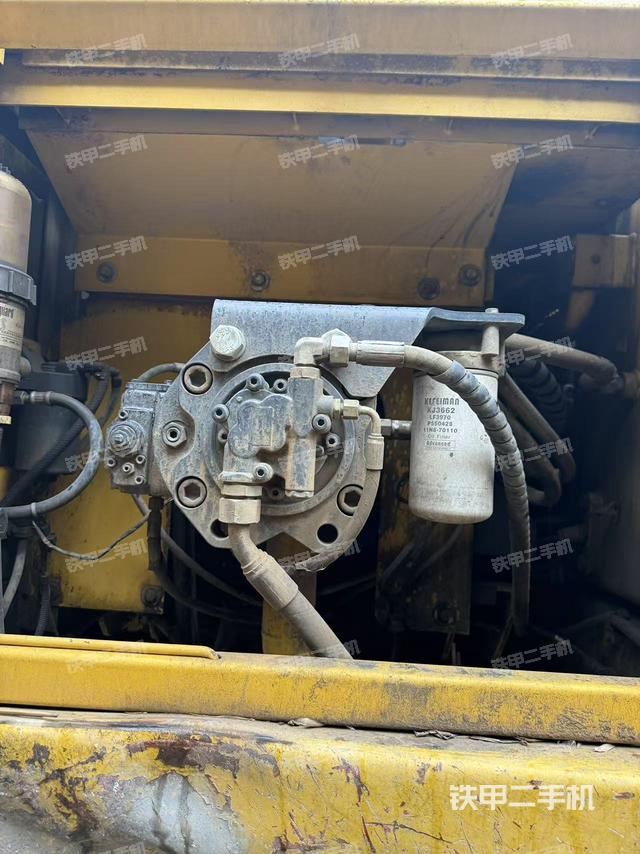 液压泵舱室正面整体（整机外观）