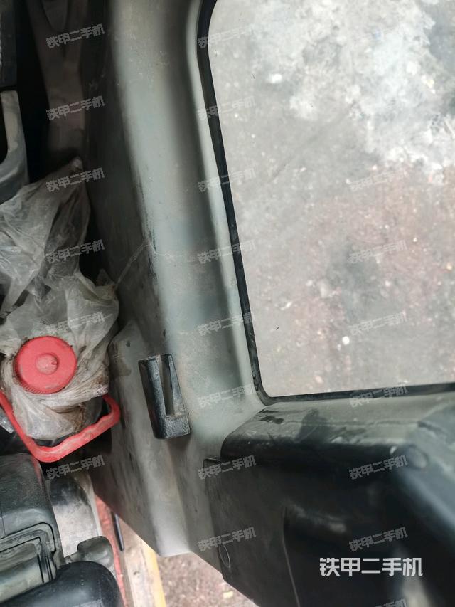 左后方玻璃角標(biāo)(駕駛室部分) 左后方玻璃角標(biāo)(駕駛室部分)