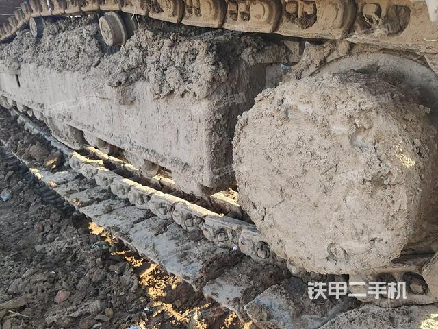 單側(cè)履帶整體(整機外觀) 單側(cè)履帶整體(整機外觀)