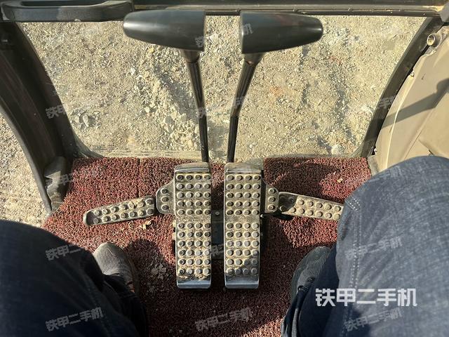 行走控制手柄和踏板?俯拍（駕駛室部分）