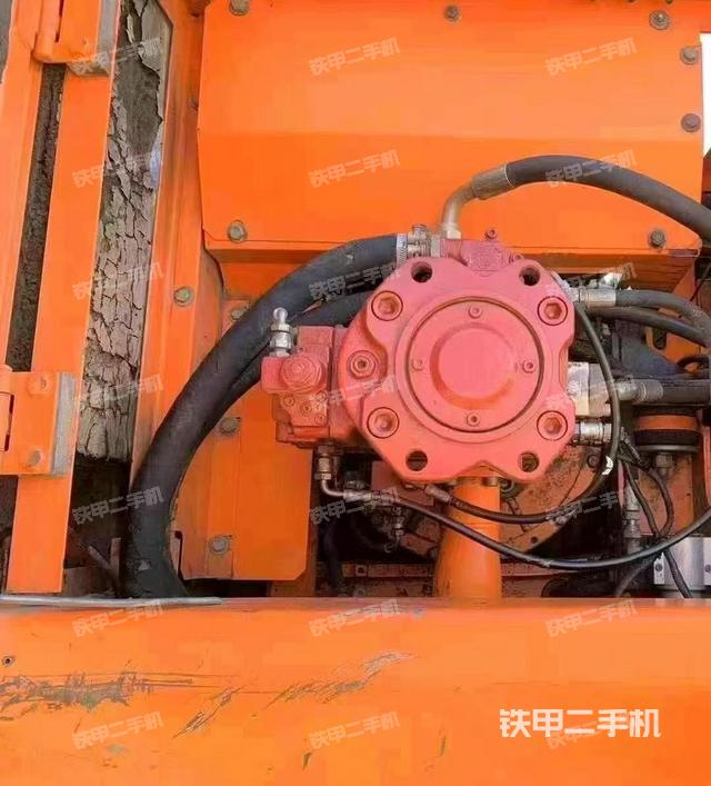 液壓泵艙室正面整體(整機外觀) 液壓泵艙室正面整體(整機外觀)