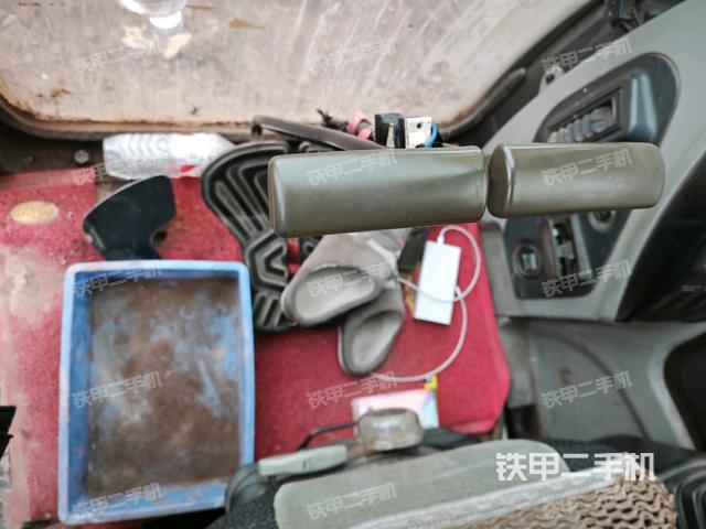 行走控制手柄和踏板?俯拍（駕駛室部分）