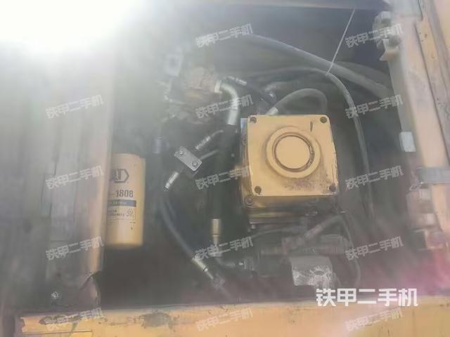 液壓泵艙室正面整體（整機外觀）