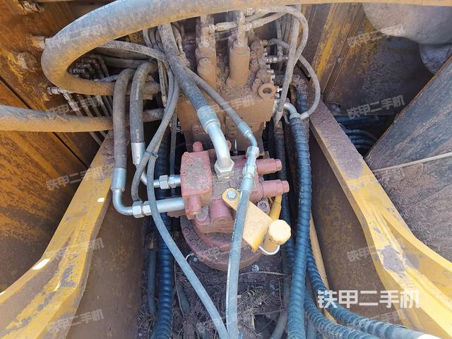 回轉(zhuǎn)馬達(dá)和主控閥（整機(jī)外觀）