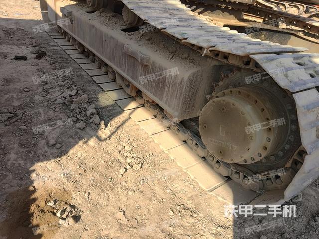 單側(cè)履帶整體(整機(jī)外觀) 單側(cè)履帶整體(整機(jī)外觀)