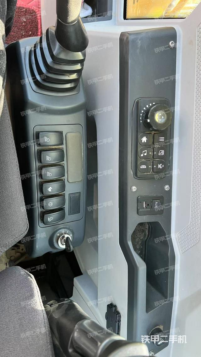 座椅右側(cè)控制臺(tái)/鑰匙門/油門/含右手柄（駕駛室部分）