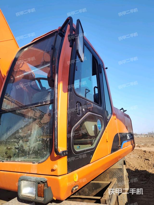 駕駛室整體(整機外觀) 駕駛室整體(整機外觀)