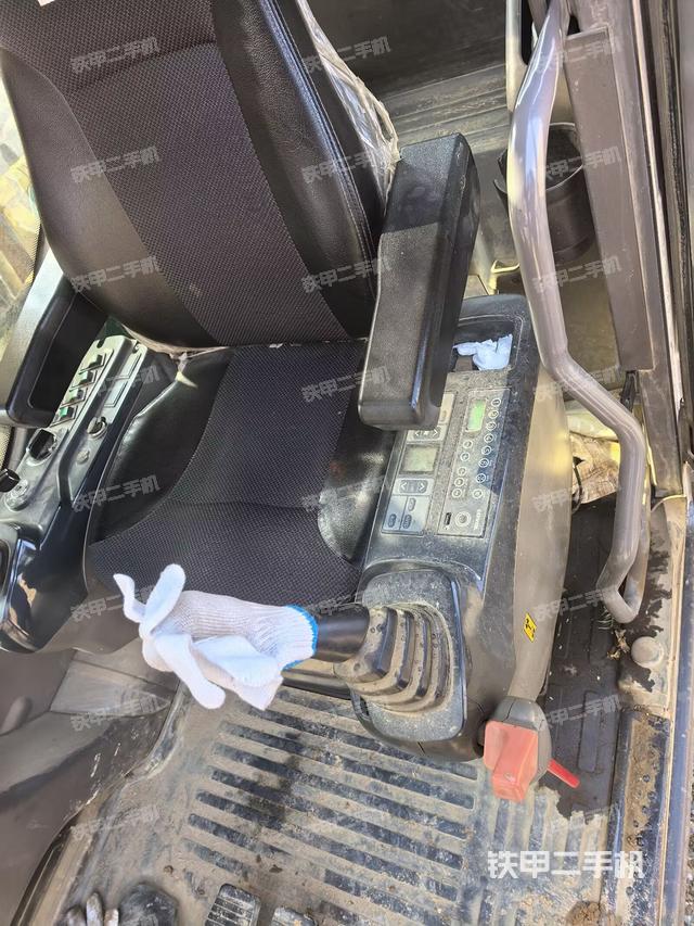 座椅左侧控制台/音响/含左手柄(驾驶室部分) 座椅左侧控制台/音响/含左手柄(驾驶室部分)