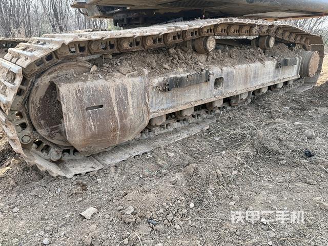 單側(cè)履帶整體(整機(jī)外觀) 單側(cè)履帶整體(整機(jī)外觀)