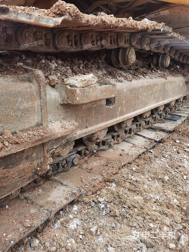 單側(cè)履帶整體(整機(jī)外觀) 單側(cè)履帶整體(整機(jī)外觀)