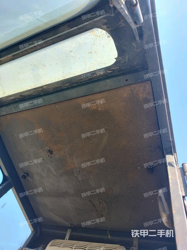 駕駛室頂部(整機(jī)外觀) 駕駛室頂部(整機(jī)外觀)