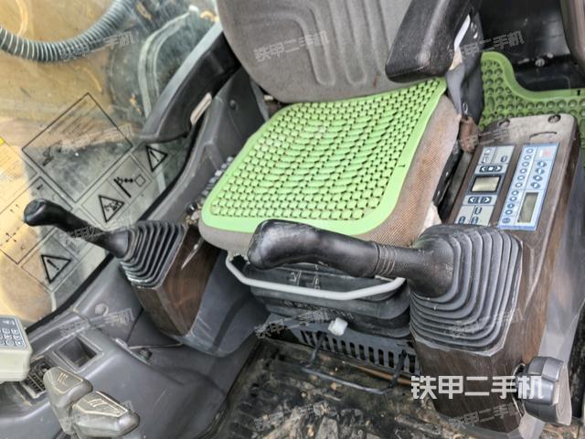 行走控制手柄和踏板?俯拍（駕駛室部分）