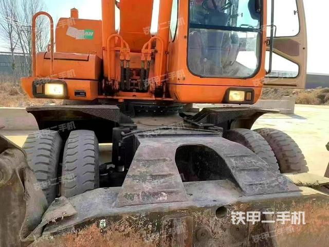 單側(cè)履帶整體(整機外觀) 單側(cè)履帶整體(整機外觀)