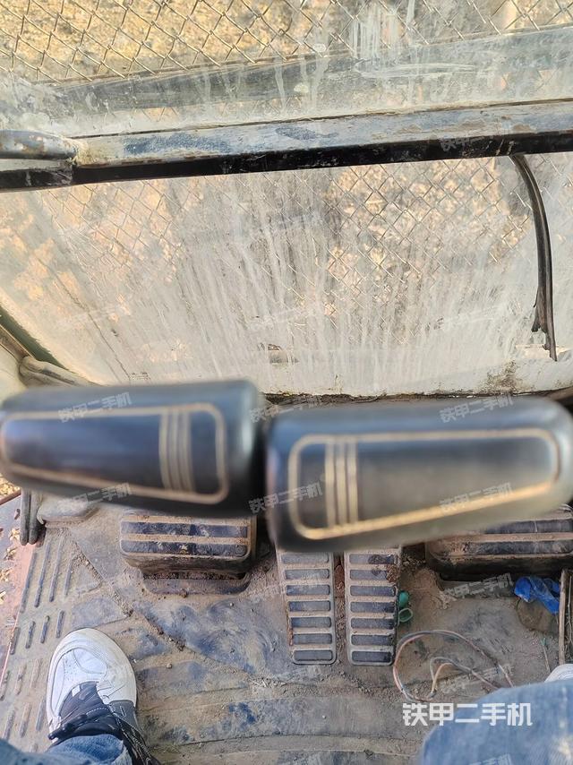 行走控制手柄和踏板?俯拍（駕駛室部分）