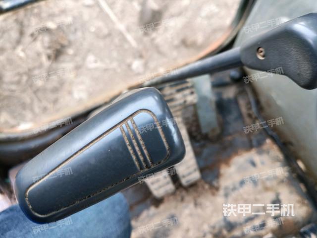 行走控制手柄和踏板?俯拍(駕駛室部分) 行走控制手柄和踏板?俯拍(駕駛室部分)