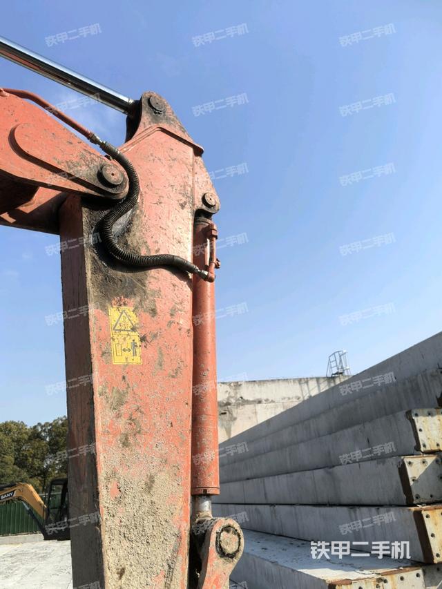 鏟斗右后整體(工作和回轉(zhuǎn)裝置) 鏟斗右后整體(工作和回轉(zhuǎn)裝置)