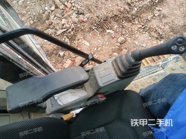 座椅右側(cè)控制臺(tái)/鑰匙門(mén)/油門(mén)/含右手柄(駕駛室部分) 座椅右側(cè)控制臺(tái)/鑰匙門(mén)/油門(mén)/含右手柄(駕駛室部分)