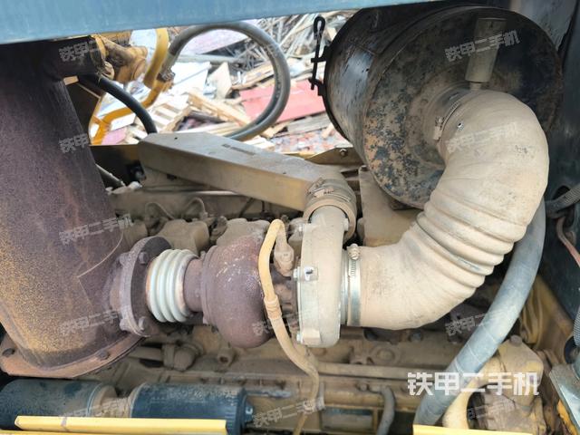 發(fā)動機右側(cè)全景（推土機發(fā)動機艙）