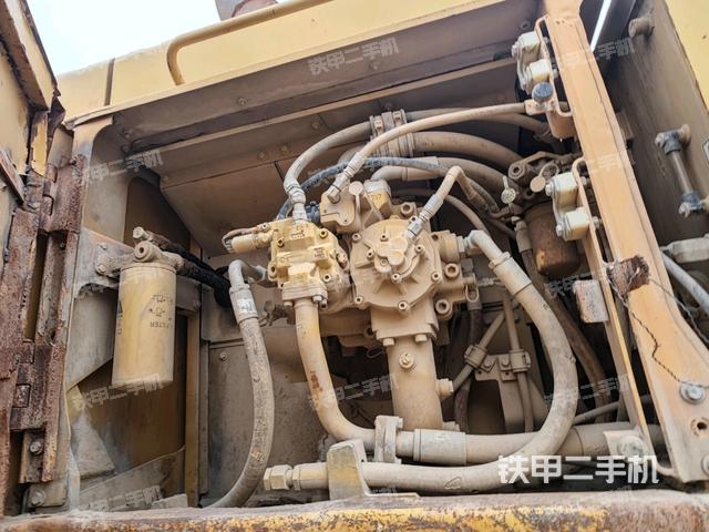 液壓泵艙室正面整體（整機外觀）