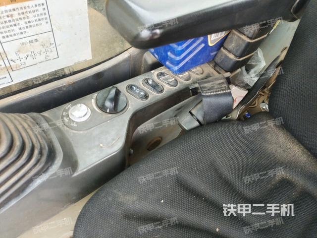 座椅右側(cè)控制臺/鑰匙門/油門/含右手柄（駕駛室部分）