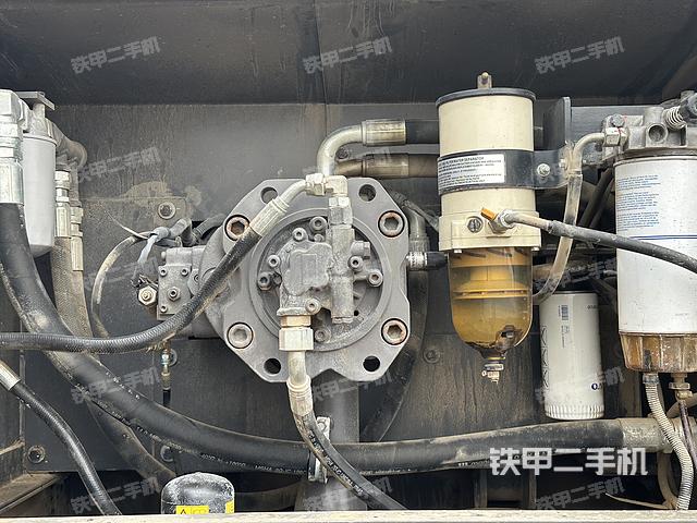 液壓泵艙室正面整體(整機外觀) 液壓泵艙室正面整體(整機外觀)
