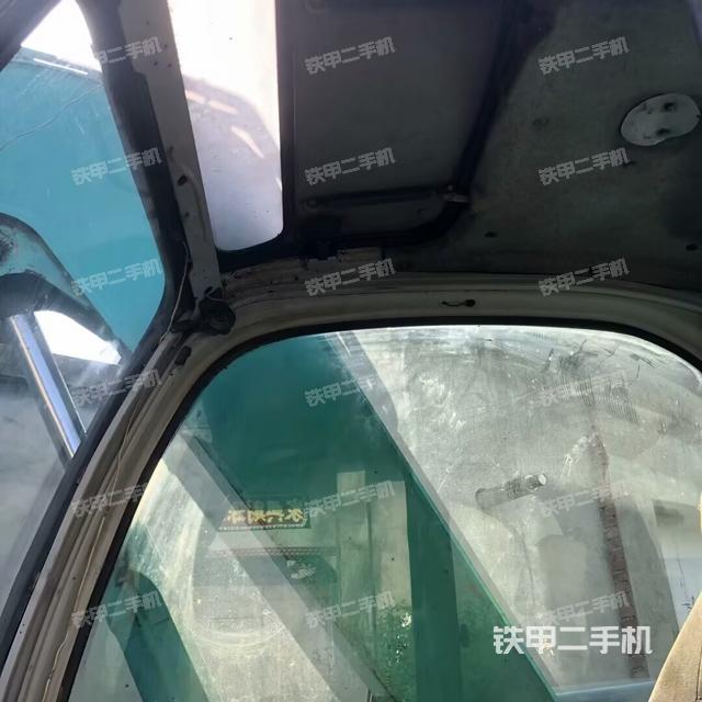 駕駛室頂部(整機(jī)外觀) 駕駛室頂部(整機(jī)外觀)