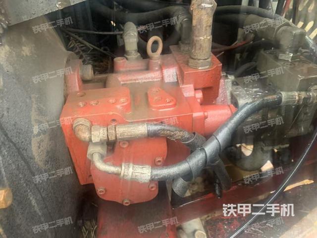 液壓泵艙室正面整體（整機外觀）