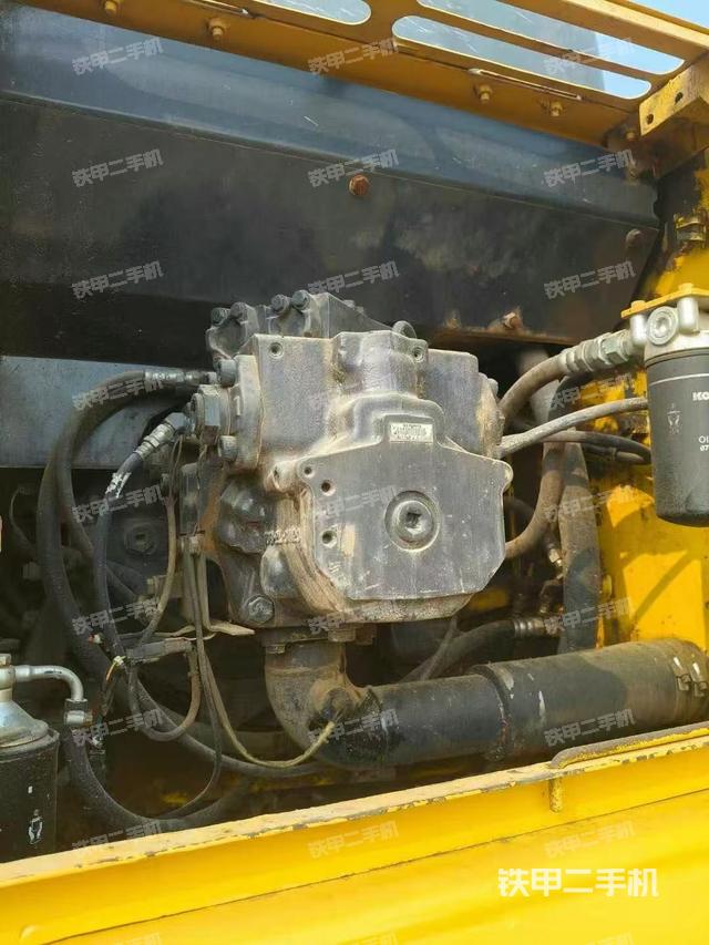 液壓泵艙室正面整體(整機(jī)外觀) 液壓泵艙室正面整體(整機(jī)外觀)