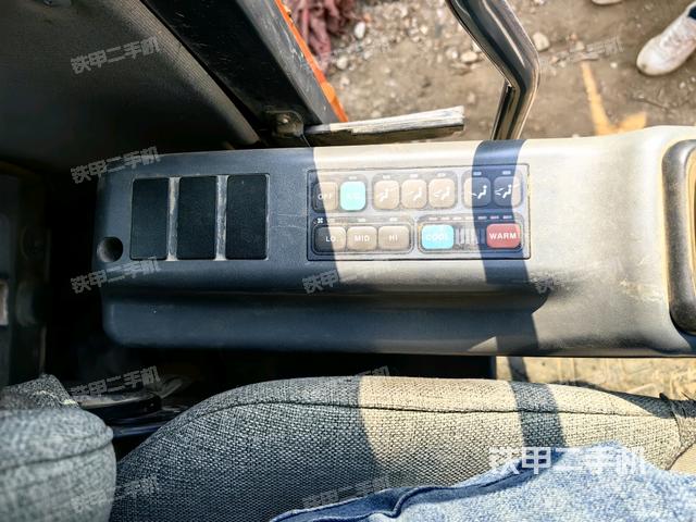 座椅左側(cè)控制臺/音響/含左手柄(駕駛室部分) 座椅左側(cè)控制臺/音響/含左手柄(駕駛室部分)