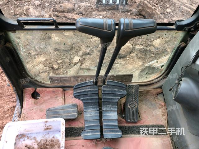 行走控制手柄和踏板?俯拍(駕駛室部分) 行走控制手柄和踏板?俯拍(駕駛室部分)
