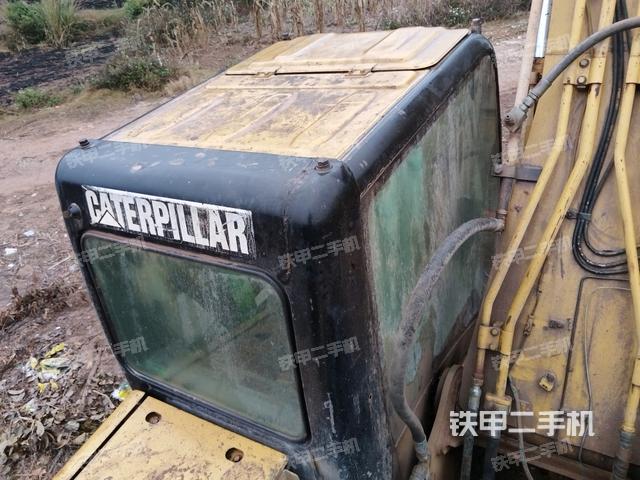 駕駛室頂部(整機(jī)外觀) 駕駛室頂部(整機(jī)外觀)