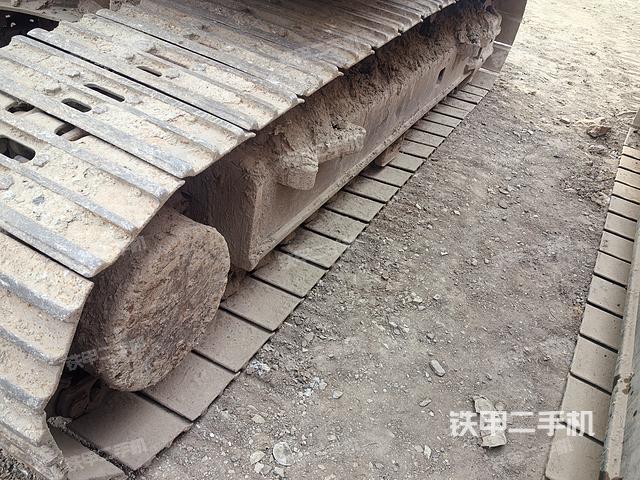 單側(cè)履帶整體(整機(jī)外觀) 單側(cè)履帶整體(整機(jī)外觀)